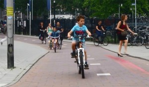 Family cycling in the Netherlands (@BicycleDutch)